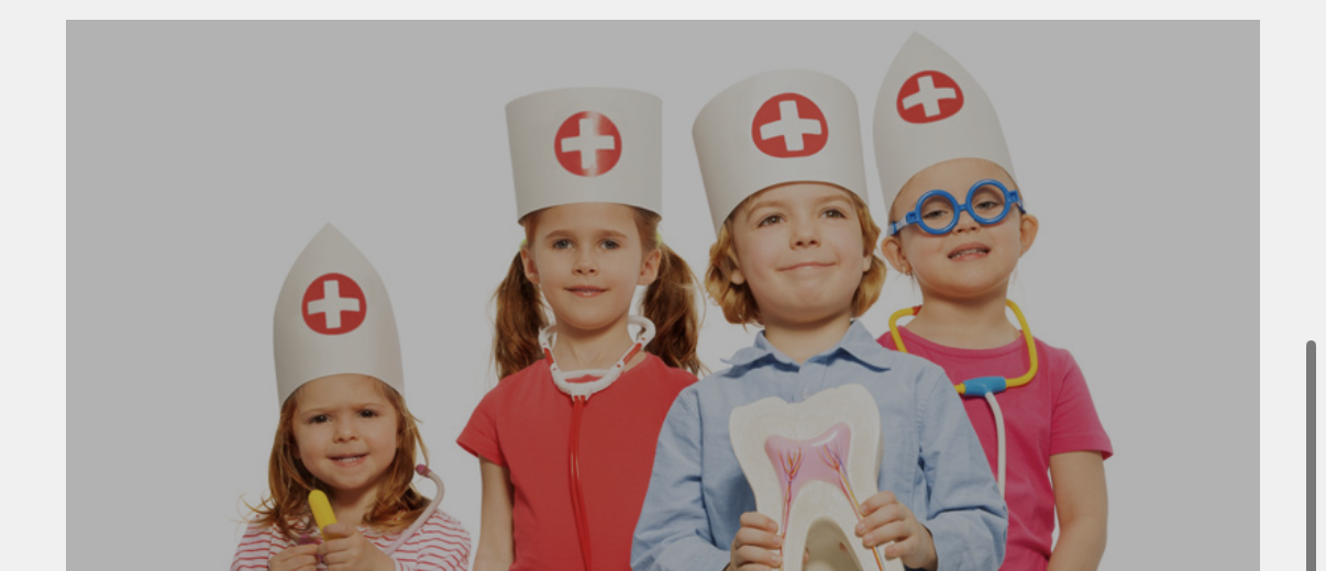 Vier Kinder verkleidet als kleine Ärztinnen und Ärzte